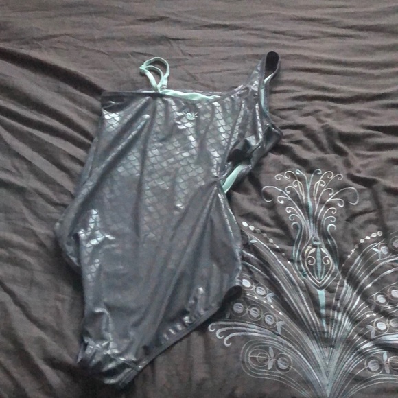 One piece bathing suit - Picture 2 of 2